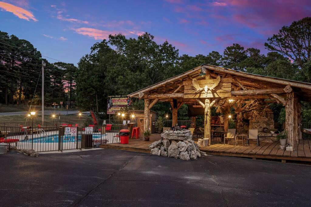 Stonegate Lodge 2 Queen Beds Wifi 50In Roku Tv Salt Water Pool Room #105 Eureka Springs Eksteriør billede