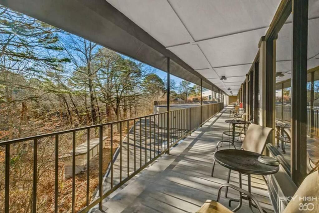 Stonegate Lodge 2 Queen Beds Wifi 50In Roku Tv Salt Water Pool Room #105 Eureka Springs Eksteriør billede
