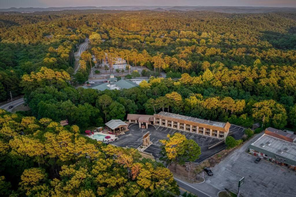 Stonegate Lodge 2 Queen Beds Wifi 50In Roku Tv Salt Water Pool Room #105 Eureka Springs Eksteriør billede
