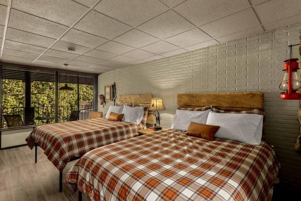 Stonegate Lodge 2 Queen Beds Wifi 50In Roku Tv Salt Water Pool Room #105 Eureka Springs Eksteriør billede