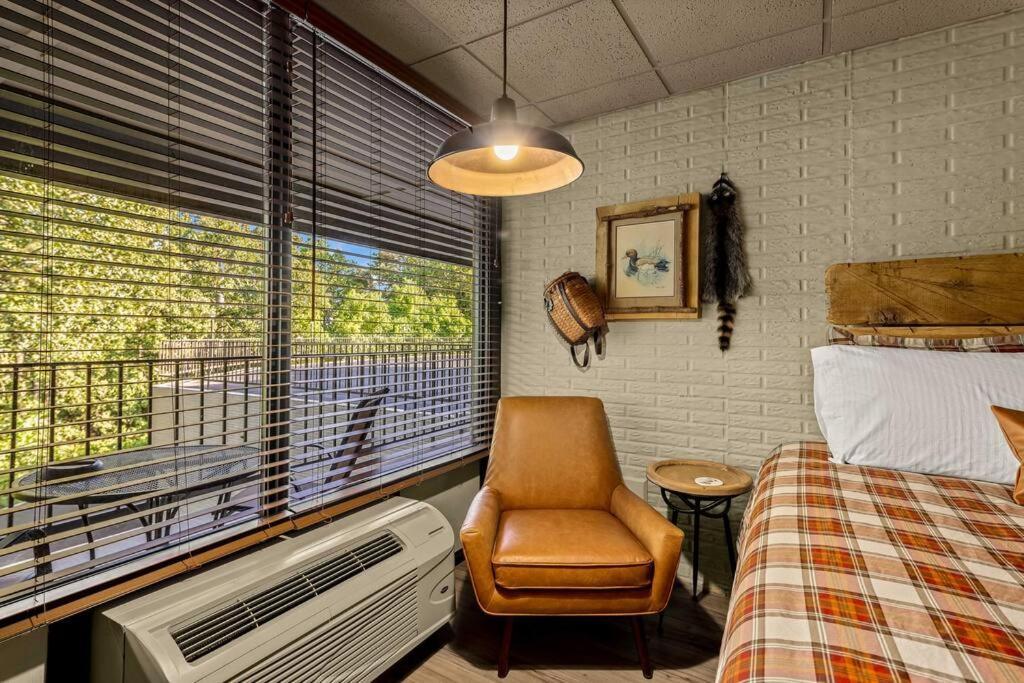 Stonegate Lodge 2 Queen Beds Wifi 50In Roku Tv Salt Water Pool Room #105 Eureka Springs Eksteriør billede
